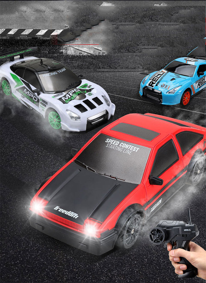 Czerwone auto do driftu z pachołkami