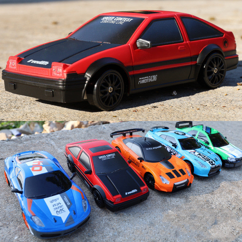 Czerwone auto do driftu z pachołkami