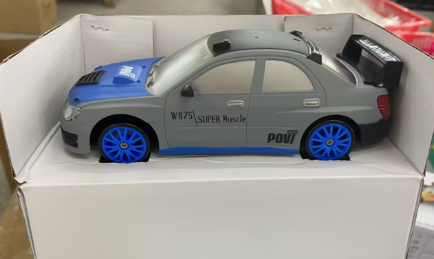 Czerwone auto do driftu z pachołkami