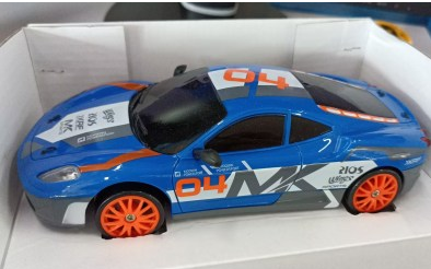 Czerwone auto do driftu z pachołkami