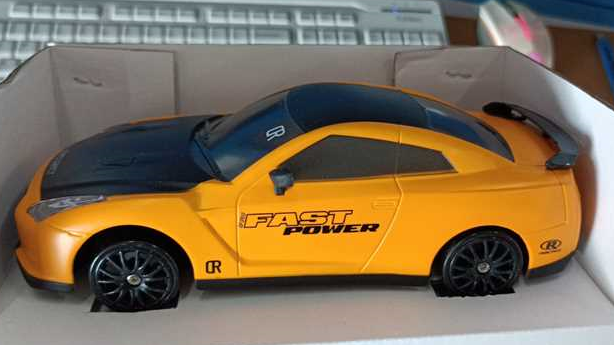 Czerwone auto do driftu z pachołkami