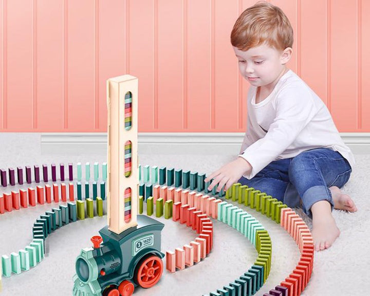 Pociąg układający domino